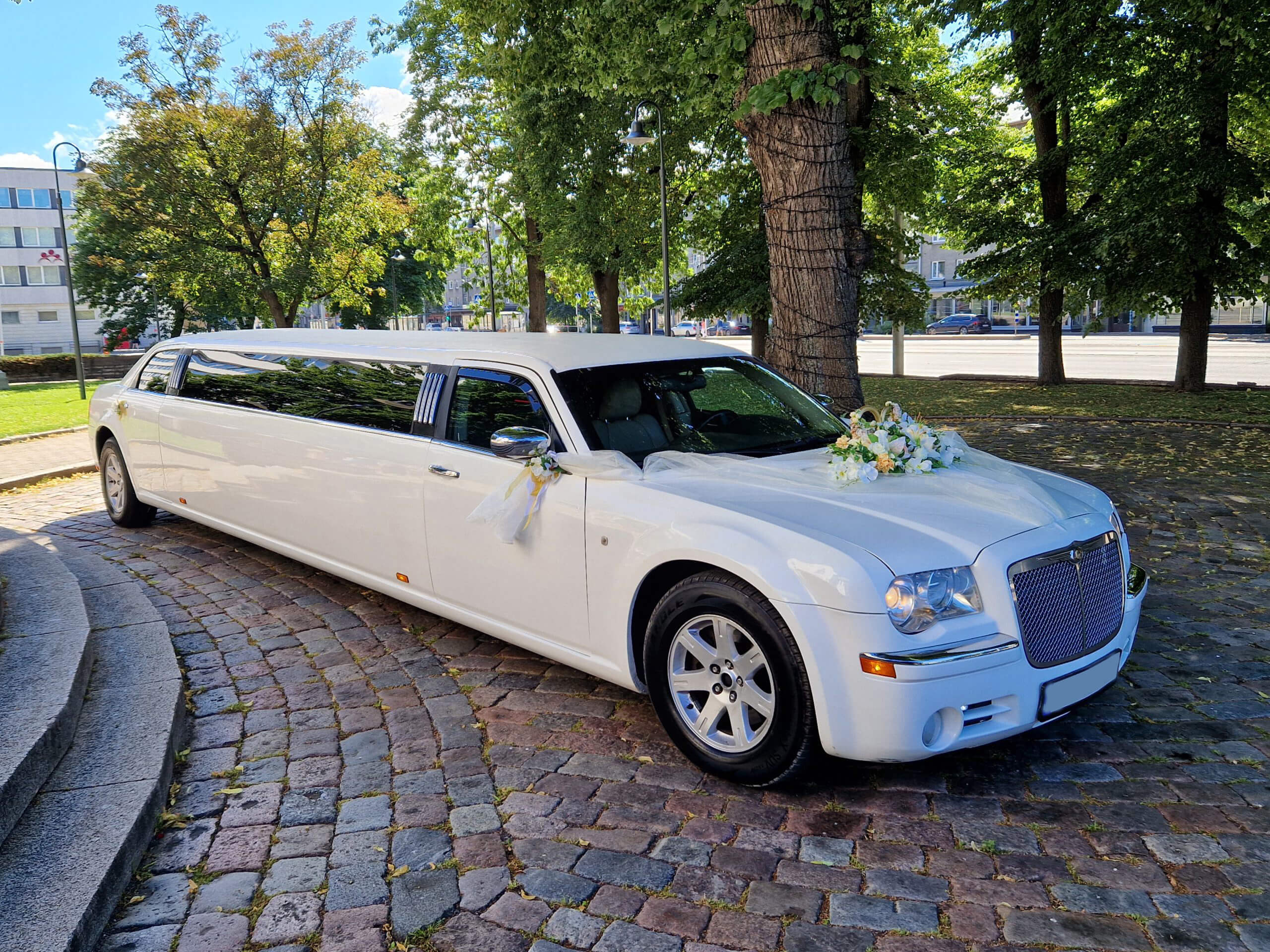 White Chrysler Limousine Up To 8 Adults